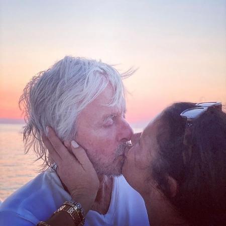Catherine Zeta-Jones posta beijo e se declara para Michael Douglas - Reprodução / Instagram