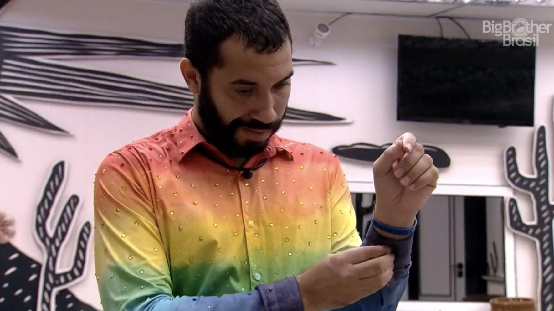 BBB 21: Detalhes do look do líder Gilberto já no corpo - Reprodução/Globoplay