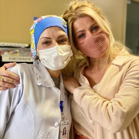 Karina Bacchi retornou ao posto de saúde em que foi vacinada contra a covid-19 após ter dúvidas sobre sua vacinação - Reprodução/Instagram