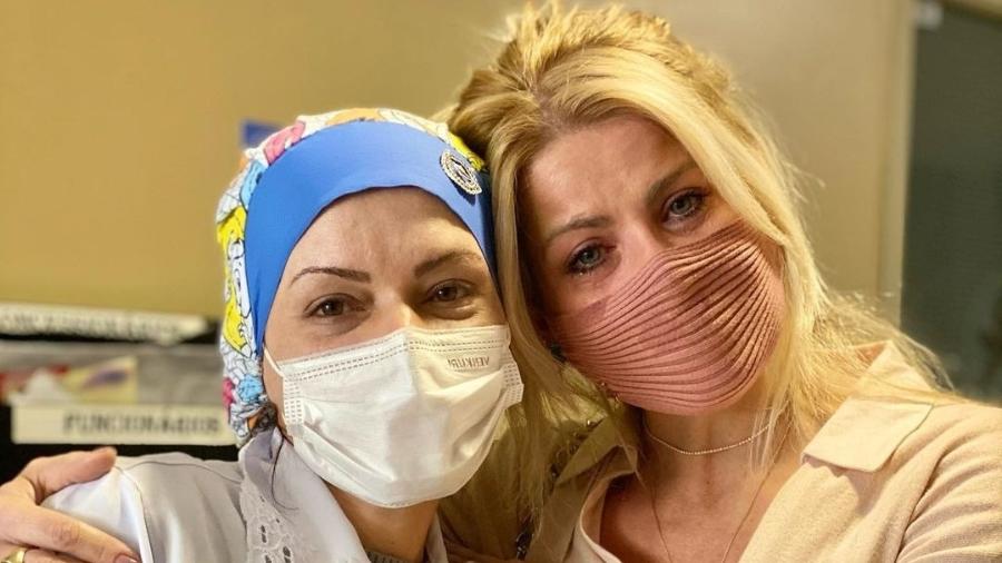 Karina Bacchi retornou ao posto de saúde em que foi vacinada contra a covid-19 após ter dúvidas sobre sua vacinação - Reprodução/Instagram