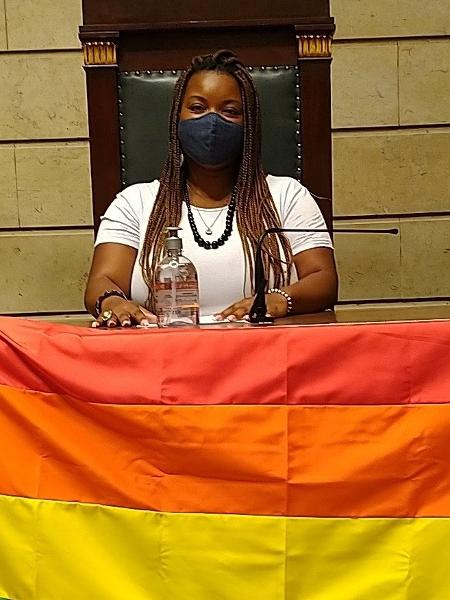 Ana Muza com a bandeira do arco-íris - Arquivo pessoal
