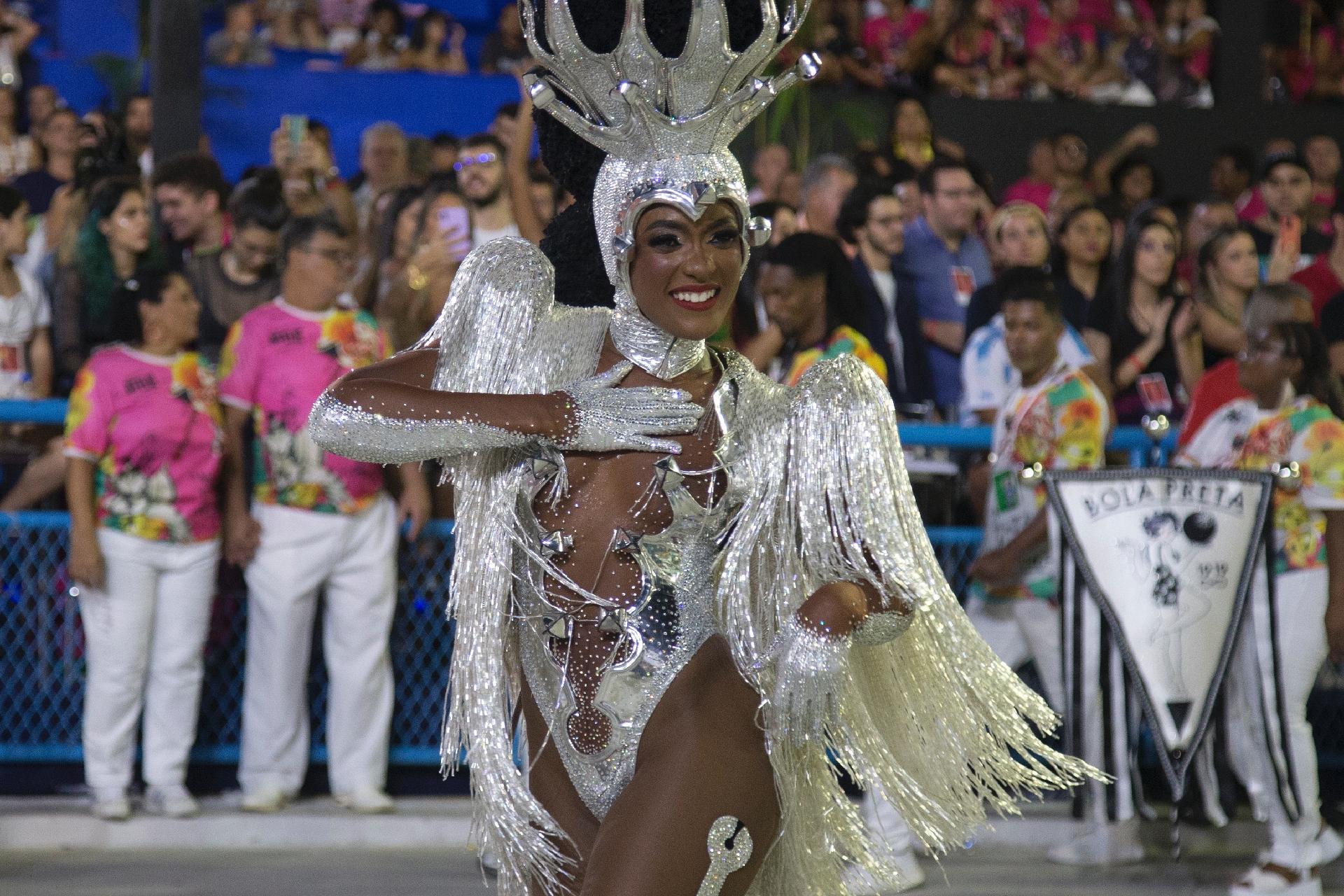 Erika Januza é rainha de bateria da Viradouro - Júlio César Guimarães/UOL