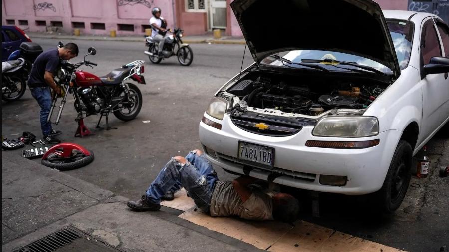 Veículos são reparados na rua na Venezuela - AP Photo/Matias Delacroix