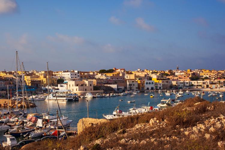 El antiguo puerto de Lampedusa: la isla de Sicilia está ocupada principalmente por el turismo - Bepsimage / Getty Images - Bepsimage / Getty Images