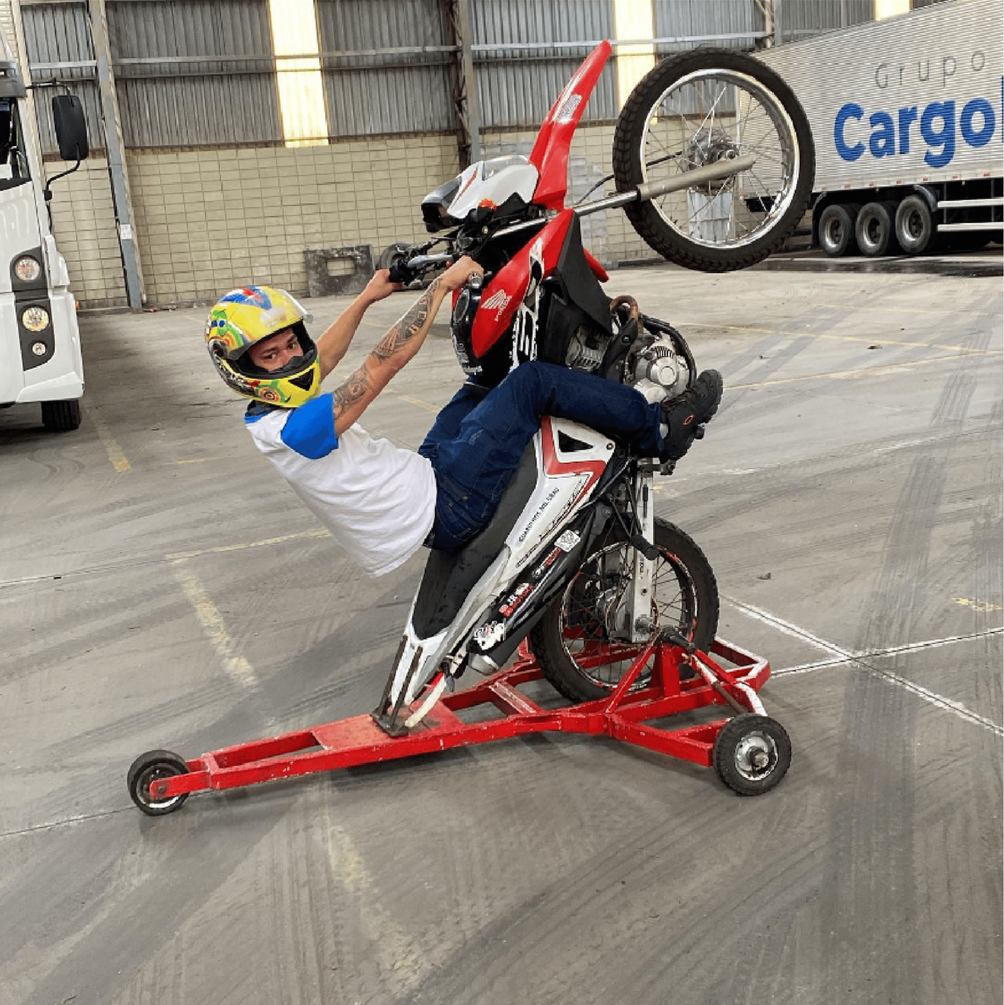 EMPINANDO COM MINHAS DUAS MOTOS AO MESMO TEMPO 