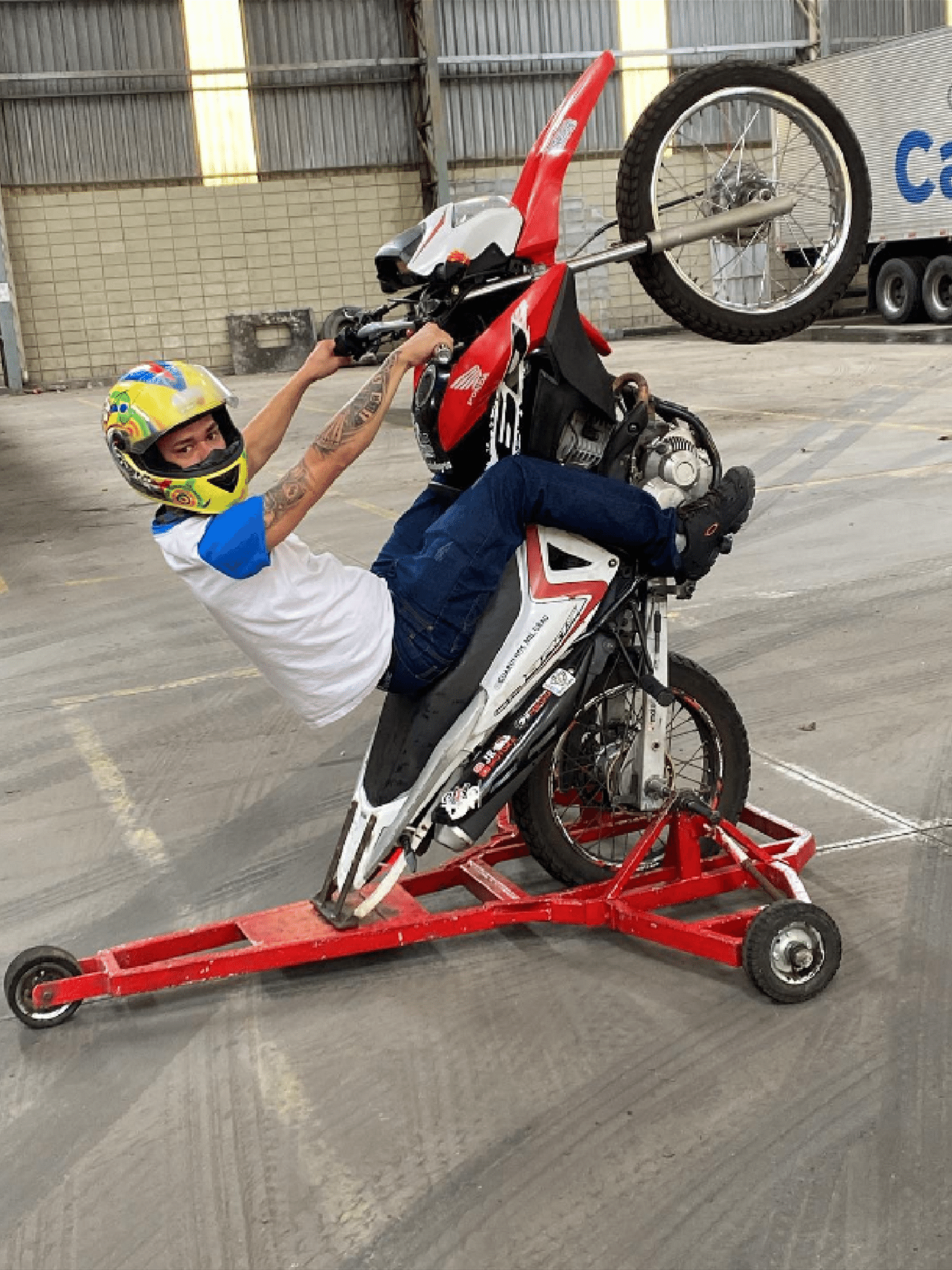 É proibido dar grau na moto? Veja o que diz o Art 244