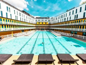 Aqui nasceu o biquíni: a incrível história da piscina do hotel Molitor