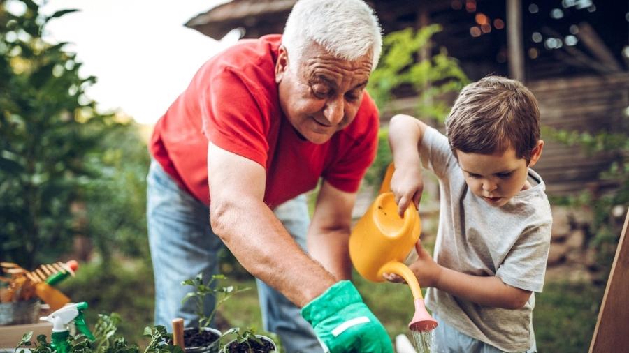Avô e neto: gerações têm características diferentes em relação ao trabalho