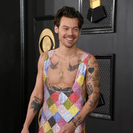 Harry Styles com macacão colorido no Grammy 2023 - Jon Kopaloff/WireImage