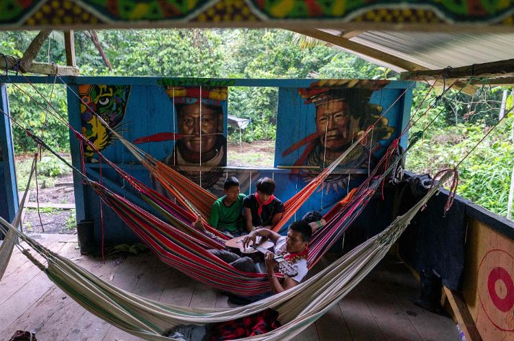 Os Cofan descansam em redes durante a cerimônia de Yagé - PEDRO PARDO/AFP - PEDRO PARDO/AFP