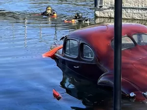 Xodó submerso: carro raro de 85 anos cai em lago enquanto dono tirava fotos