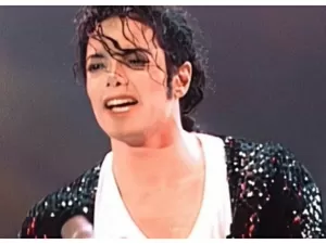 Jaqueta histórica de Michael Jackson vai a leilão por R$ 512 mil