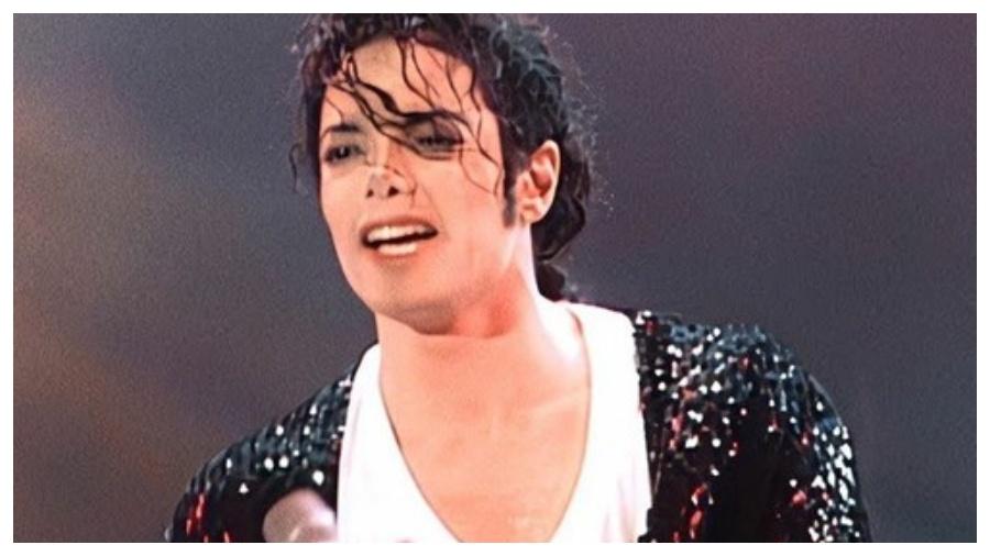 Jaqueta usada por Michael Jackson em "Billie Jean" vai a leilão - Reprodução
