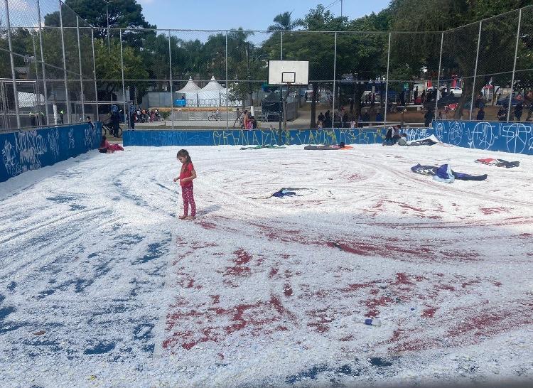 Virada Cultural: Crianças brincam com 'neve' feita de isopor