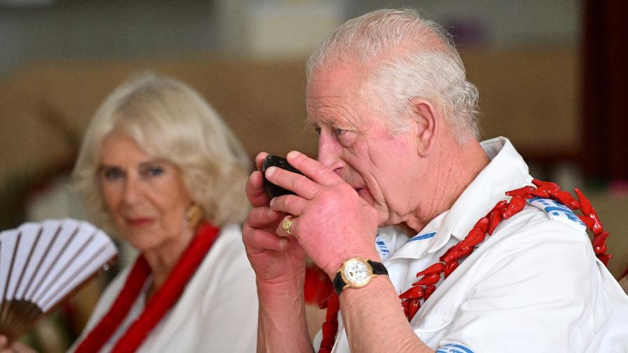 O rei Charles 3º e a rainha Camilla durante a cerimônia de ava (ou kava) na Samoa em outubro de 2024 - Pool/Getty Images