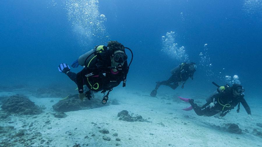 Mergulhadores exploram o arquipélago de Galápagos, no Equador Mergulhadores exploram o arquipélago de Galápagos, no Equador