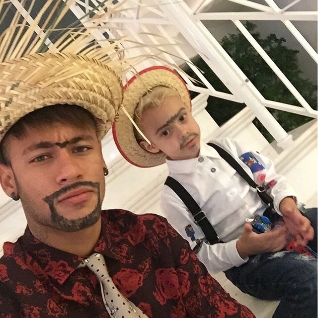3.jul.2015 - Tal pai, tal filho: Neymar e Davi Lucca posam em clima de festa julina, no evento feito pelo jogador no litoral de São Paulo