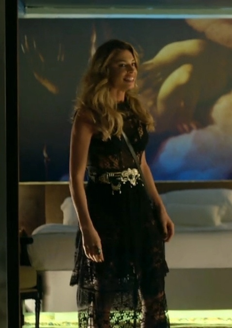 O look todo preto com camadas de renda e franjas dá um ar moderno ao visual hippie de Larissa (Grazi Massafera). Uma das características do estilo da personagem é o mix de texturas. Ela combina renda, crochê e couro em uma mesma produção - Divulgação/TV Globo