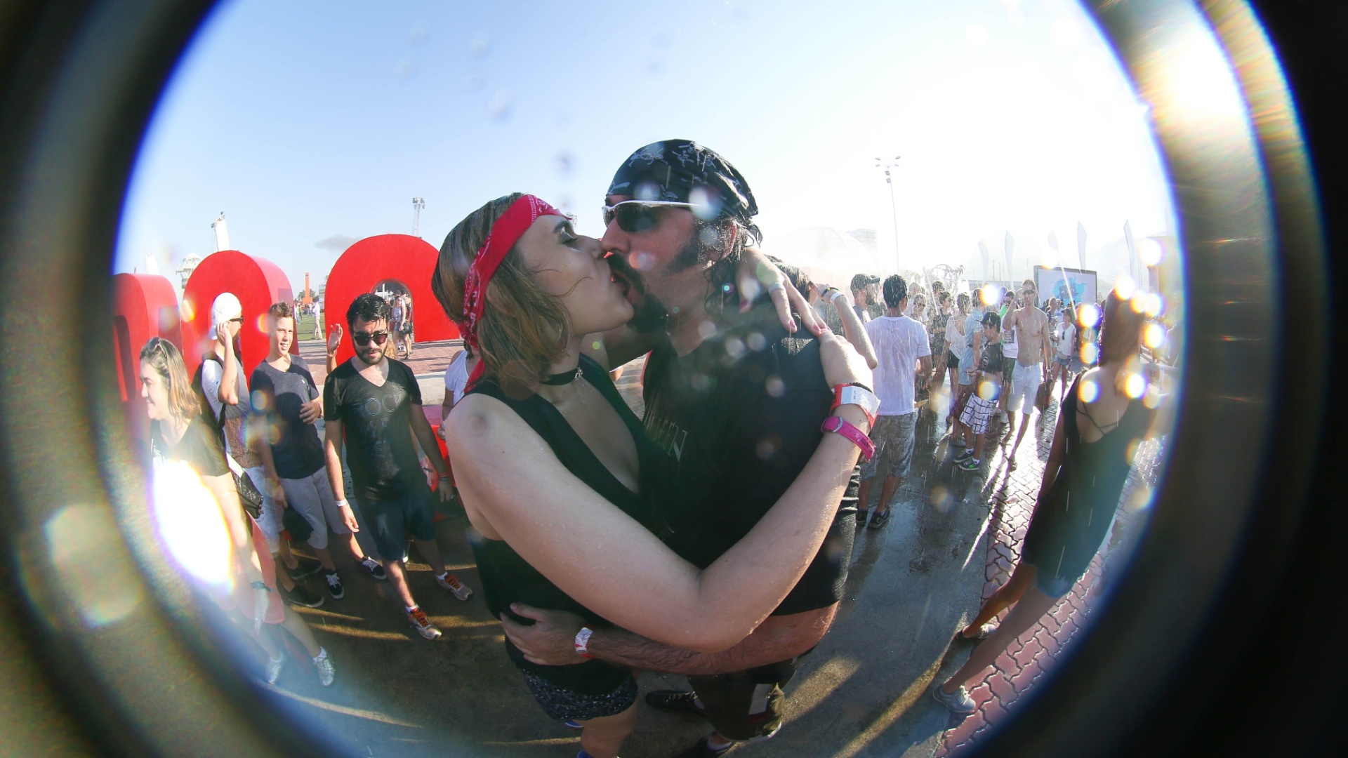 18.set.2015 - Em clima de romance e água fria, casal se beija em fonte do Rock in Rio - Marco Antônio Teixeira/UOL