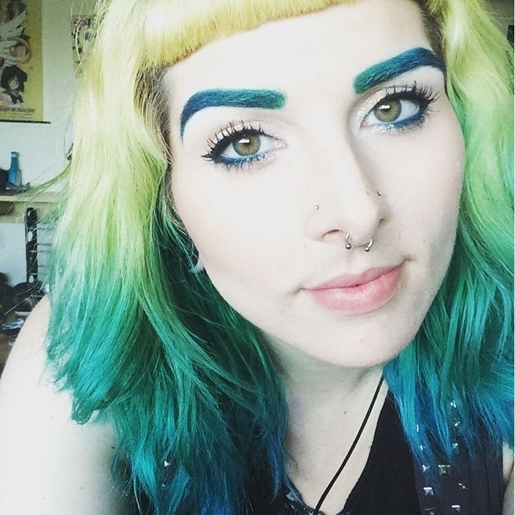 Sobrancelha Colorida - Reprodução/Instagram/miss_obscure