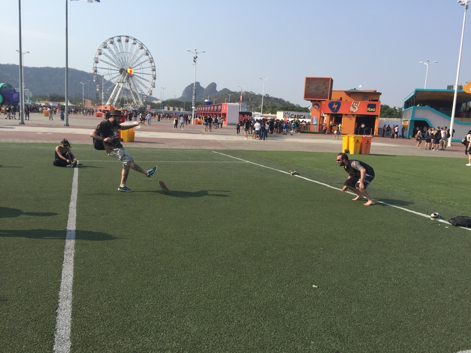Os amigos Davi Hermsorff, 27, Igor Figueiredo, 20, Gabriel Duarte, 23, e Rafael Tinoco, 29, jogam uma pelada nos gramados da Cidade do Rock, antes dos shows começarem. O grupo usou um tênis como bola, e outros dois para demarcar o gol. - Felipe Cruz/UOL
