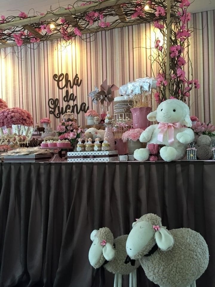 No alto, pergolado de madeira decorado com galhos de vime torto e bougainvilles desidratados na cor rosa. Na parede atrás da mesa do chá de fraldas, painel de tecido de tapeçaria listrado. Sobre ele, foram aplicadas letras em MDF pintadas de marrom feitas por O Blokinho (instagram.com/oblokinho). Ovelhas de pelúcia decoravam o chão - Divulgação