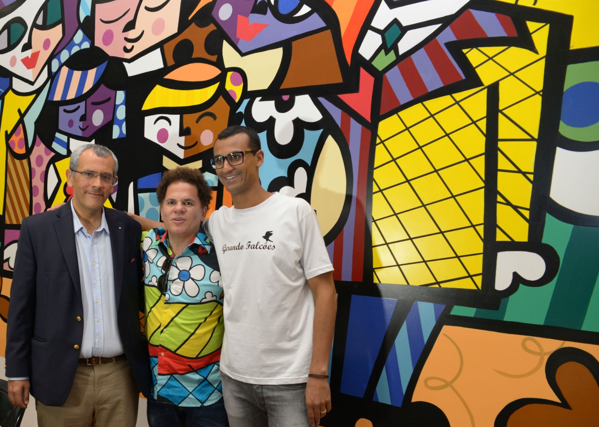 25.out.2015 - Da esquerda para a direita: David Colmenares, CEO da Zurich, o artista Romero Britto e Eduardo Lyra, diretor da ONG Gerando Falcões - Divulgação
