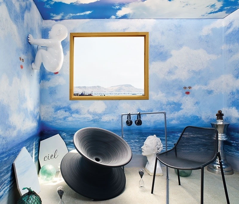 O ambiente Terraza, criado pela designer de interiores Margarita Bravamente, é um espaço inusitado, que beira o nonsense. No projeto, as paredes e o teto foram cobertos por uma paisagem azul e os objetos e obras de arte são utilizados de maneira surrealista | A Casa Cor Peru (www.casacor.com.br) fica em cartaz até 8 de novembro de 2015 - Divulgação/ Casa Cor