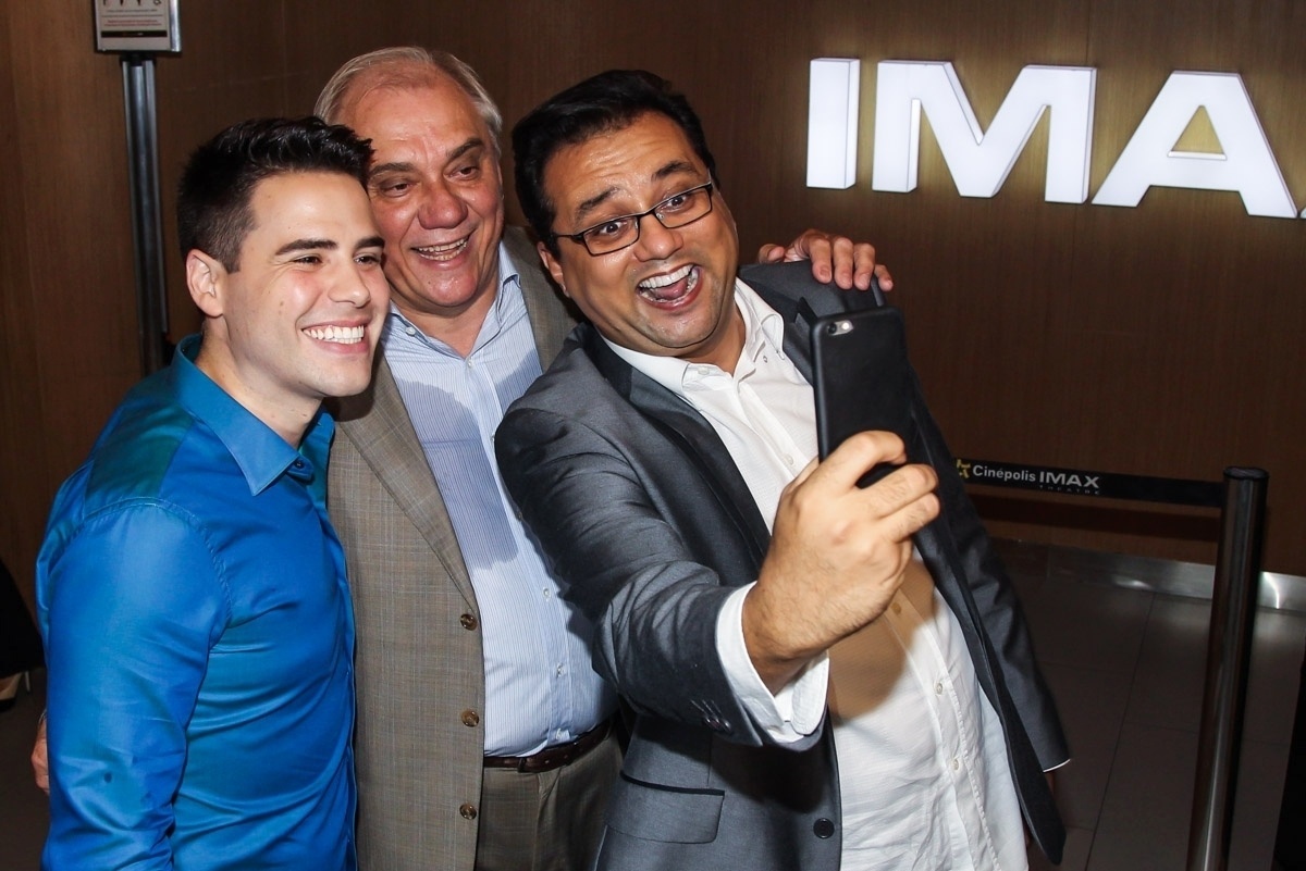 26.jan.2016 - Geraldo Luís tira selfie com Luiz Bacci e Marcelo Rezende - Manuela Scarpa/Brazil News