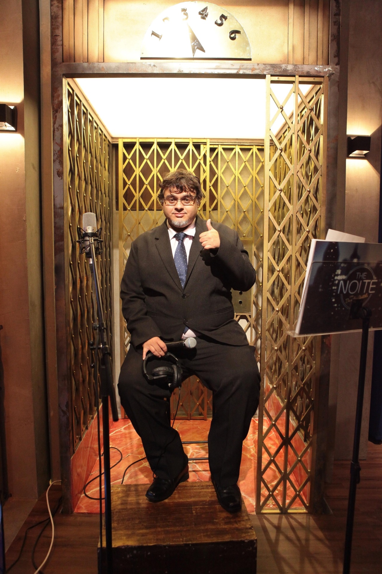 7.mar.2016 - O locutor Diguinho Coruja em uma cabine de elevador no novo cenário do "The Noite" - Leonardo Nones/SBT