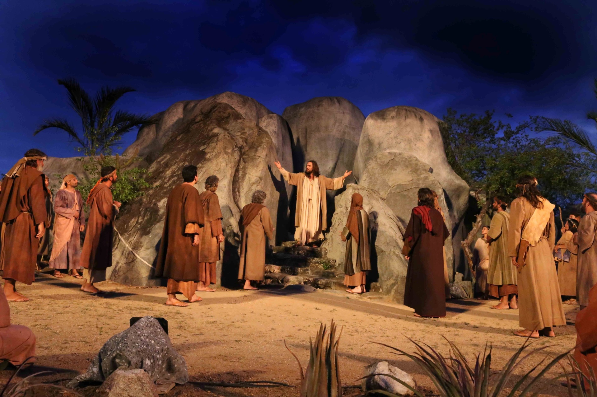 25.mar.2016 - Cena do Sermão da Montanha, na peça "Paixão de Cristo", encenada nesta sexta-feira em Nova Jerusalém, em Pernambuco. A cidade-teatro é localizada em Brejo da Madre de Deus, no agreste do estado - João Tavares/Divulgação