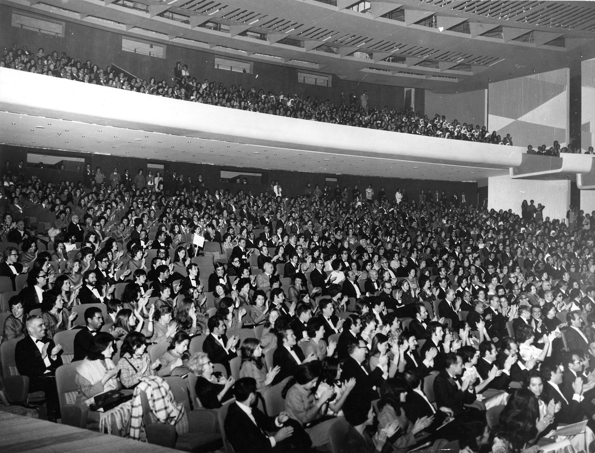 Grande Teatro com a plateia lotada, em 1971. A imagem faz parte da exposição "Ano 45: construção, histórico, origens, registros" em BH - Arquivo FCS