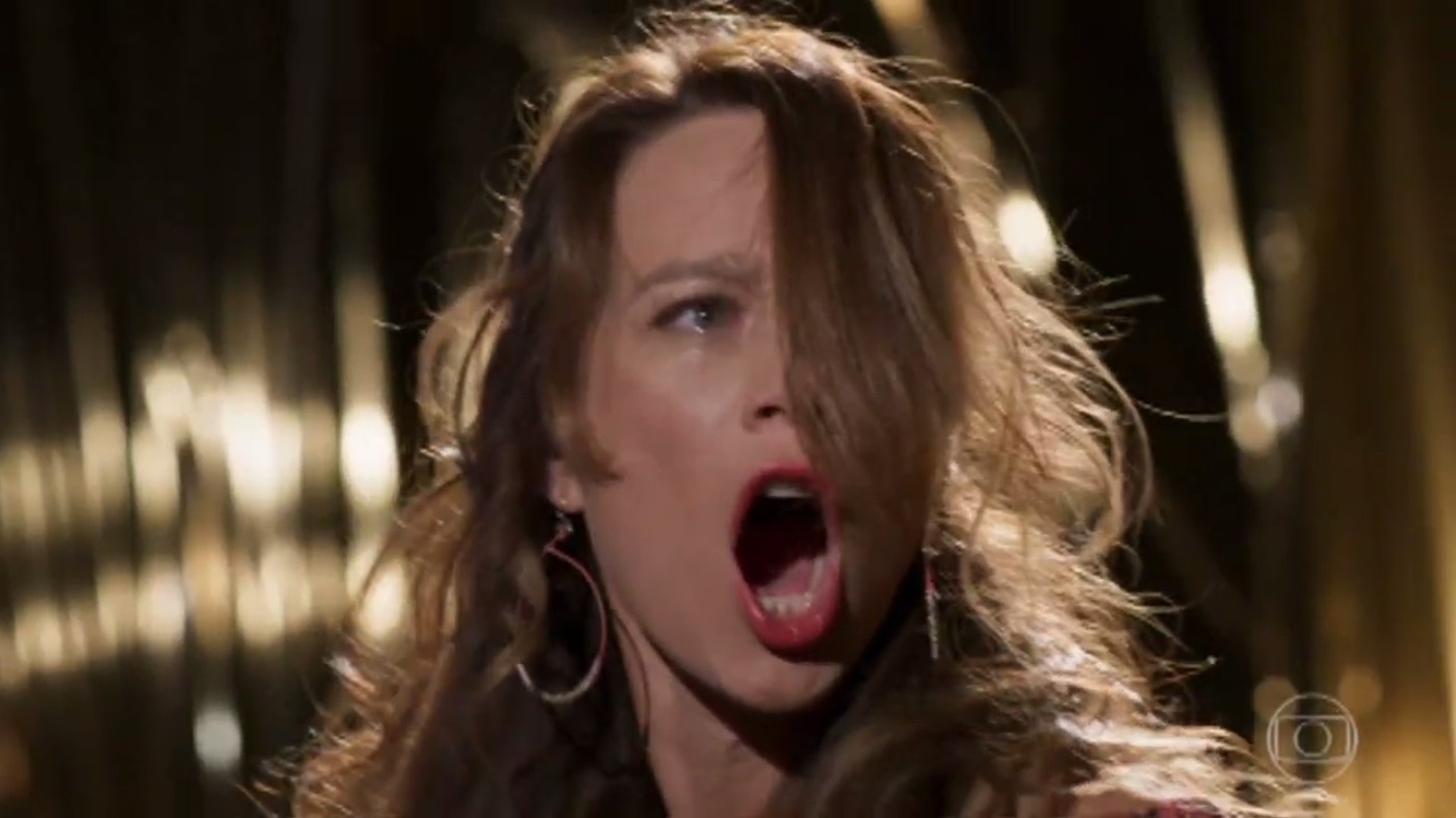 Tancinha invade festa de Fedora (Tatá Werneck) e grita por Aparício (Alexandre Borges) na estreia de "Haja Coração" - Reprodução/TV Globo