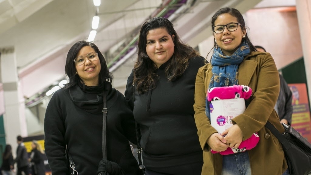 23.jun.2016 - As amigas Erika Mayumi (27), Camila Castro (26) e Elisa Aiko (27) enfrentaram a temperatura de 15 graus para assistir aos filmes "Independence Day" e "Independence Day: O Ressurgimento" nas arquibancadas do Allianz Parque, em São Paulo - Bruno Santos /UOL