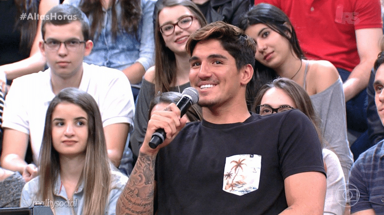 25.jun.2016 - Tayná Hanada admitiu ter um "pouco de ciúmes" do namorado, o surfista Gabriel Medina, mas que já se acostumou com o passar do tempo - Reprodução/TV Globo