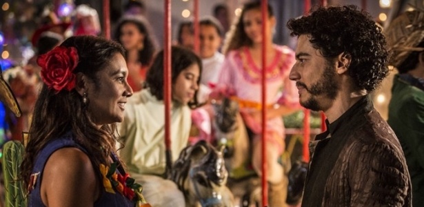 Beatriz (Dira Paes) e Martim (Lee Taylor): o fotógrafo flerta com a professora na festa junina de "Velho Chico" - Reprodução/GShow - Reprodução/GShow