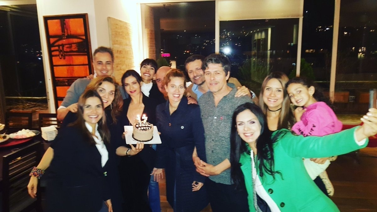 9.nov.2016 - O elenco da novela colombiana "Betty, a Feia" se reencontrou 17 anos após a estreia da novela. A atriz Ana Maria Orozco, que viveu a protagonista, Betty, publicou em seu Twitter uma foto da reunião com direito a bolo e vela comemorativa. "Belo reencontro! 'Betty, a Feia', 17 anos!", escreveu. - Reprodução/Twitter/actriznatalia
