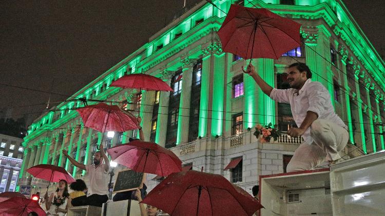 Artistas protestam em frente à Prefeitura de São Paulo, no centro da capital paulista, contra o congelamento do orçamento municipal destinado à Secretaria de Cultura, nesta segunda (27) - Daniel Teixeira/Estadão Conteúdo - Daniel Teixeira/Estadão Conteúdo