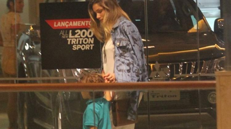 Sasha é vista de mãos dadas com o irmão, David, em shopping do Rio - AgNews - AgNews