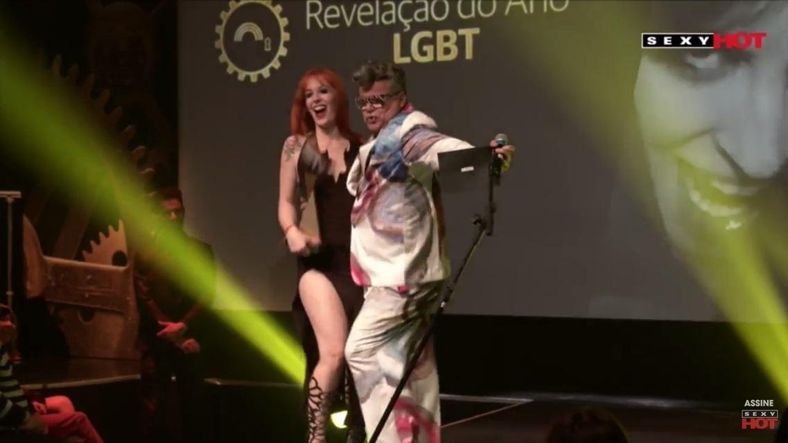 Mel Fire sensualiza com o carnavalesco Milton Cunha ao receber o troféu de revelação do ano LGBT pelo filme "Orgasmos Múltiplos" no 4º Prêmio Sexy Hot, o Oscar do pornô brasileiro - Reprodução/YouTube