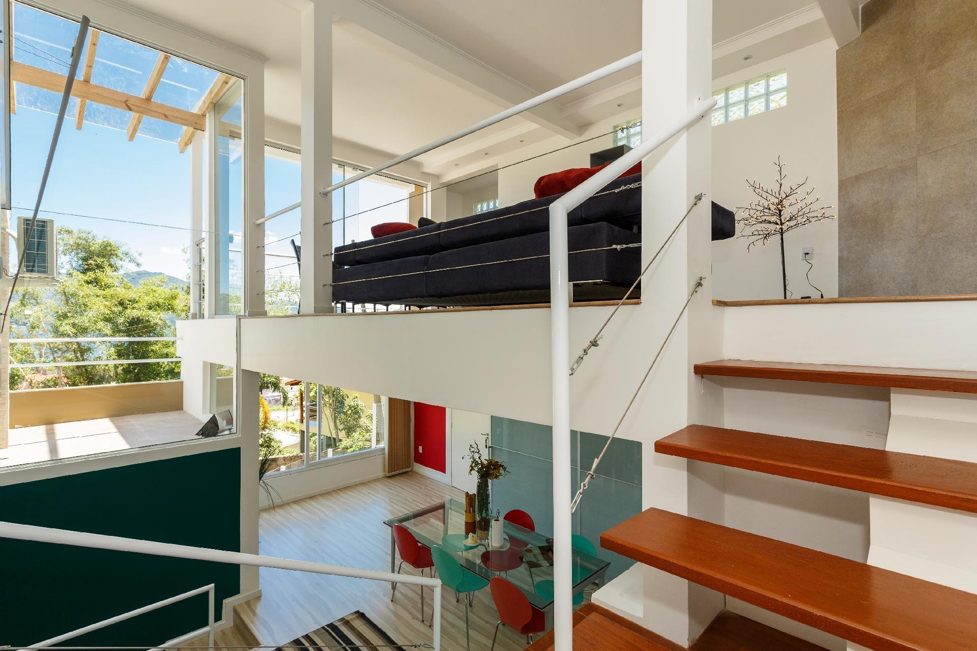 A casa mais desejada do Brasil fica no estado de São Paulo, mais precisamente em Ubatuba. Trata-se de um imóvel de 153m² que chama a atenção pela arquitetura, que se integra à Mata Atlântica graças ao uso de elementos naturais, como vidro e madeira. As oito pessoas que se hospedarem lá podem aproveitar a vista para o mar da casa, que fica a apenas 300m da bela Praia do Félix. - Divulgação/Airbnb