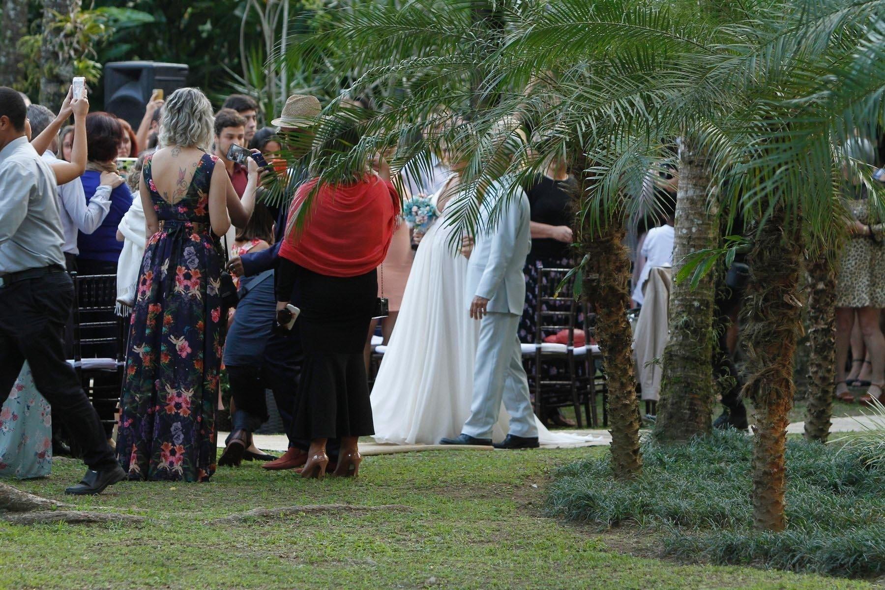 Grávida de oito meses, Maira Charken usa vestido de noiva tradicional para celebrar sua união com Renato Antunes - Thyago Andrade/BrazilNews