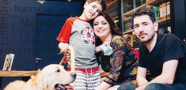 Theo com os pais Andrea Werner e Leandro Bonoli