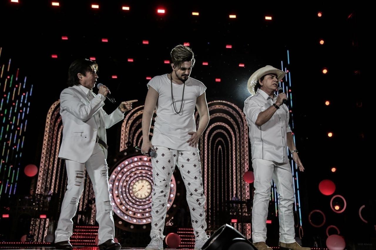 Luan Santana canta com Chitãozinho & Xororó em gravação do "Show da Virada", programa de fim de ano da Globo, em Belo Horizonte - Rober Lelis/Divulgação