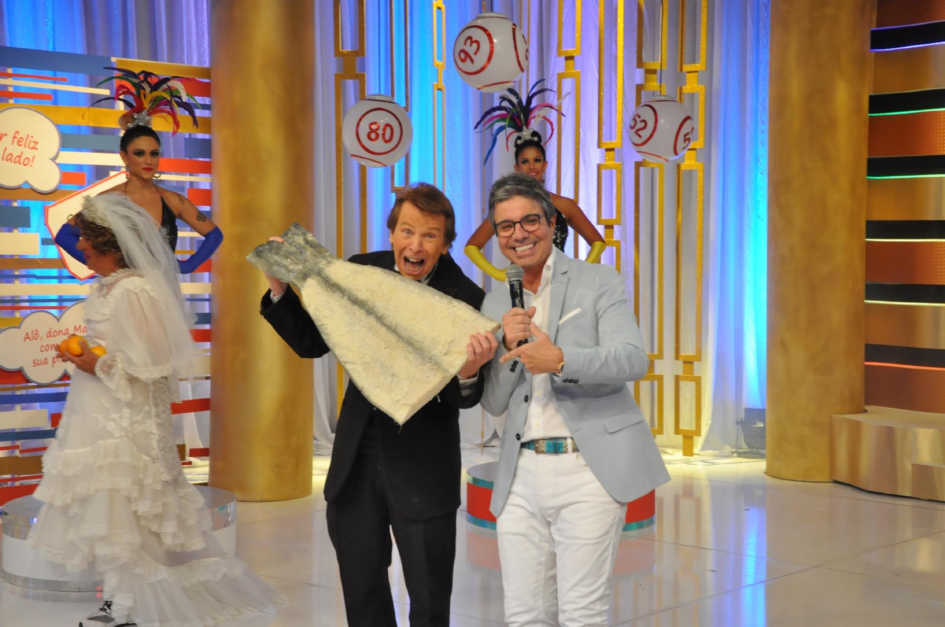 Nelson Rubens posa com bacalhau ao lado de João Kleber no programa "João Kleber Show - Especial Chacrinha" - Divulgação/RedeTV!