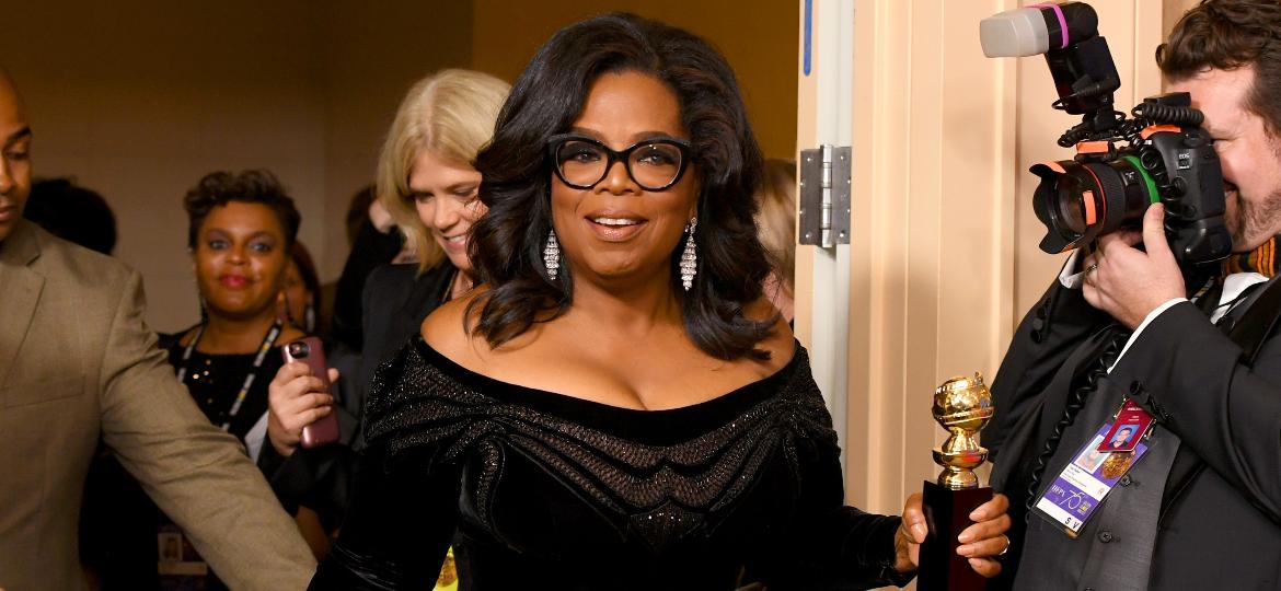 Oprah Winfrey deixa a 75ª cerimônia Globo de Ouro com prêmio pelo conjunto da obra em mãos - Kevin Winter/Getty Images