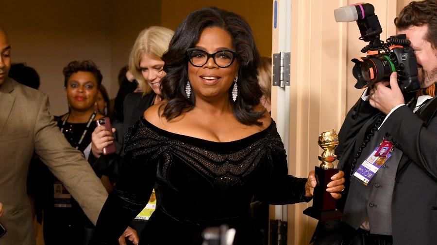Oprah Winfrey deixa a 75ª cerimônia Globo de Ouro com prêmio pelo conjunto da obra em mãos - Kevin Winter/Getty Images