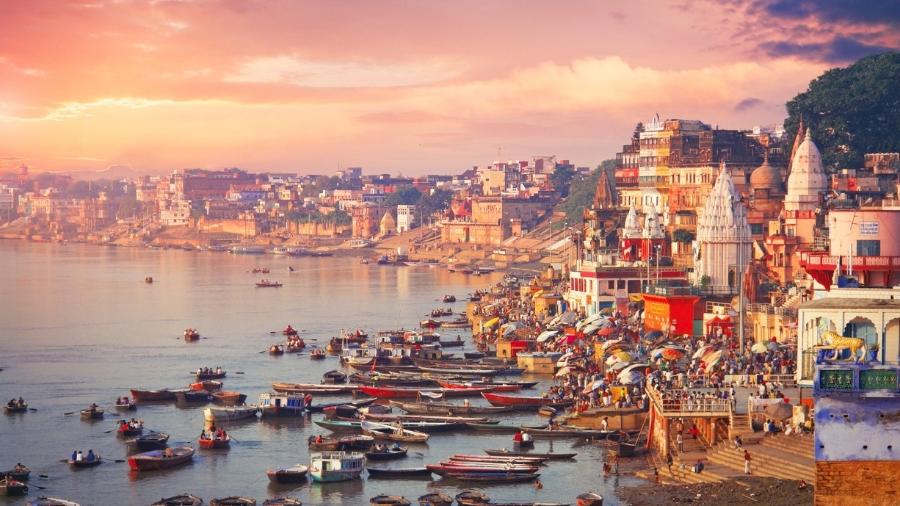 Localizada às margens do rio Ganges, Varanasi é uma das cidades mais sagradas para os hindus - Getty Images