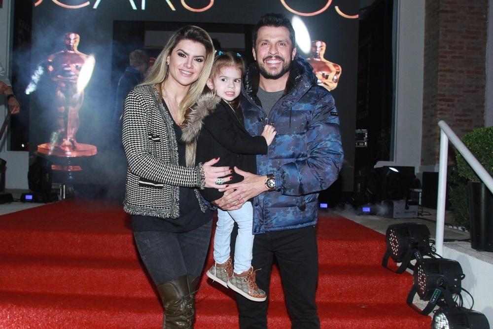 Mirella Santos e o humorista Ceará levaram a fofa Valentina à festa da filha de Faro - Amauri Nehn/Brazil News