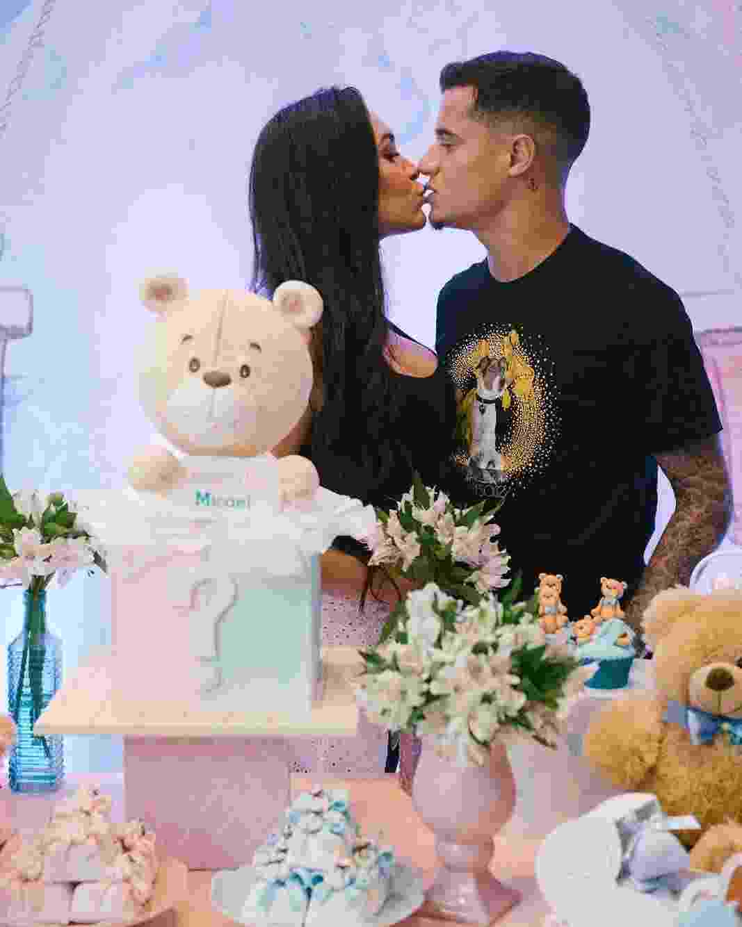 Philippe Coutinho e esposa revelam nome da filha em festa temática